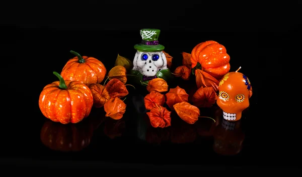 Pumpkins, Şamdan kafatası ve siyah arka plan üzerine cape bektaşi üzümü — Stok fotoğraf