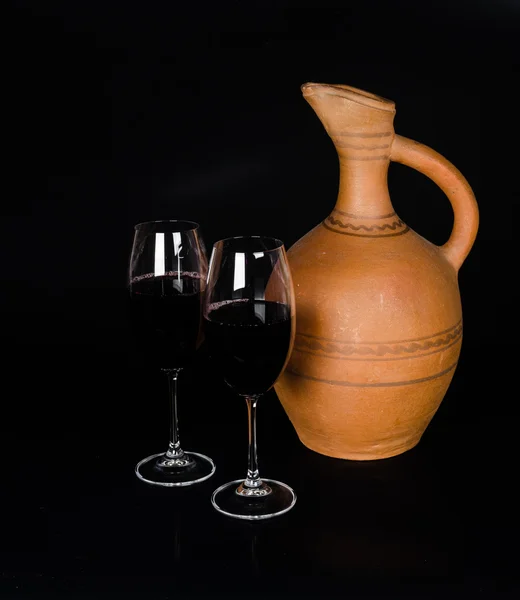 Ceramiczny dzban na wino i kieliszek czerwonego wina — Zdjęcie stockowe