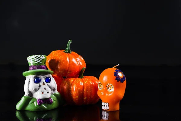 Halloween pompoenen en kandelaar — Stockfoto