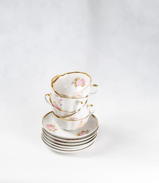 Copos de chá de porcelana antiga com pintura floral no fundo branco — Fotografia de Stock