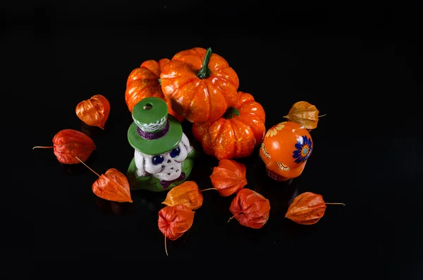 Halloween pompoenen en kandelaar — Stockfoto