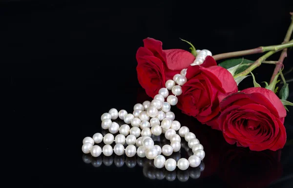 Red rose and pearls — Stock Photo, Image