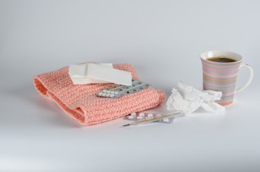 Soğuk algınlığı, hap ve mendiller beyaz zemin üzerine sıcak çay