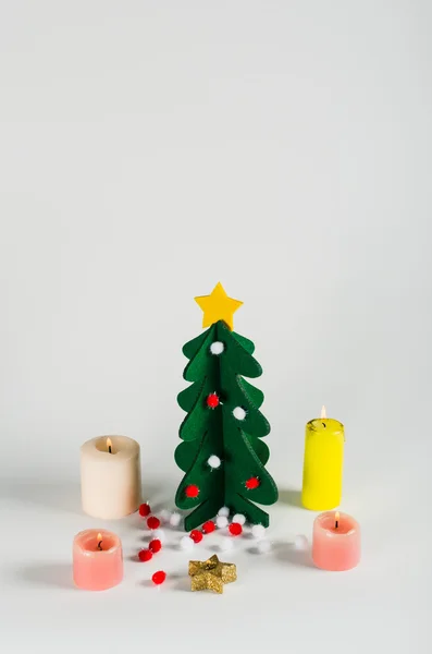 Petit sapin de Noël vert avec une décoration étoile dorée isoler — Photo