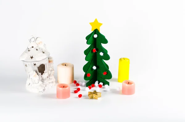 Liten grön julgran med en gyllene stjärna dekoration isolera — Stockfoto