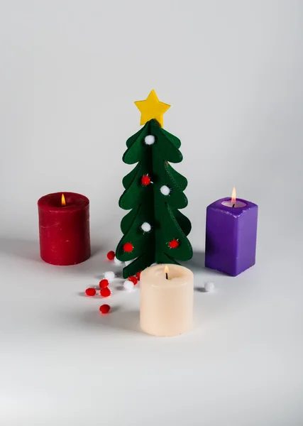 Petit sapin de Noël vert avec une décoration étoile dorée isoler — Photo