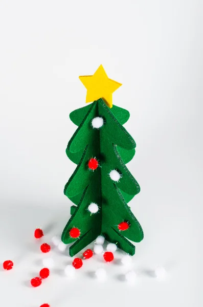 Piccolo albero di Natale verde con una decorazione stella d'oro isolato — Foto Stock