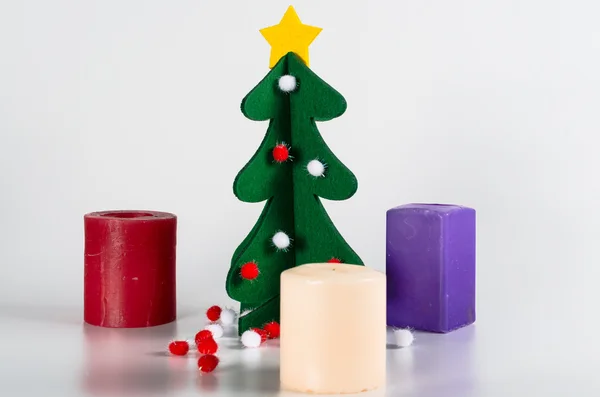 Pequena árvore de Natal verde com uma decoração de estrela dourada isolada — Fotografia de Stock