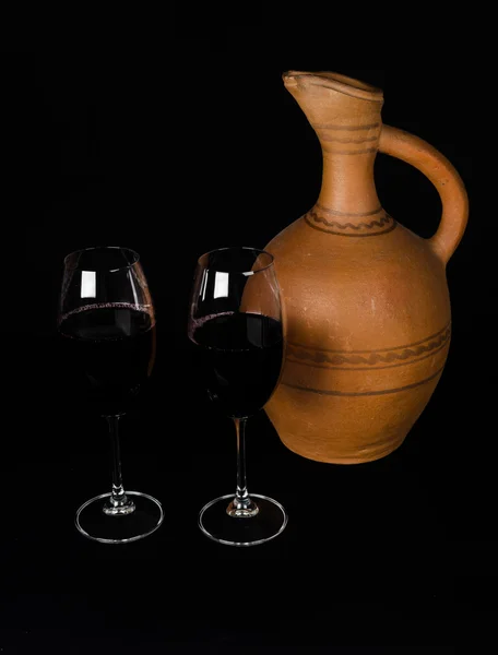 Ceramiczny dzban na wino i kieliszek czerwonego wina — Zdjęcie stockowe