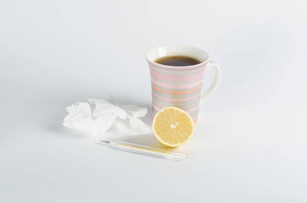 Handkerchiefs and hot tea with lemon, treatment of colds — Stock Photo, Image