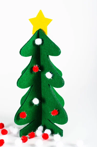 Küçük yeşil Noel ağacı altın yıldız dekorasyonu ile izole