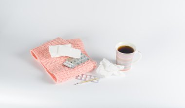 Soğuk algınlığı, hap ve mendiller beyaz zemin üzerine sıcak çay