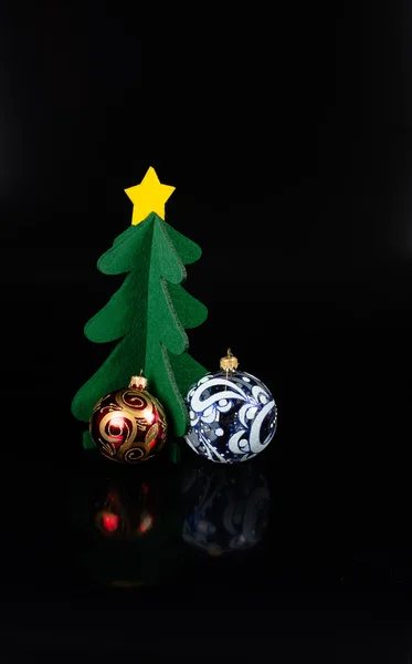 Küçük bir şekilde dekore edilmiş Noel ağaç izole