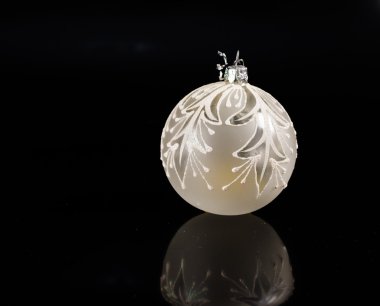 Siyah arkaplanda izole edilmiş noel topu