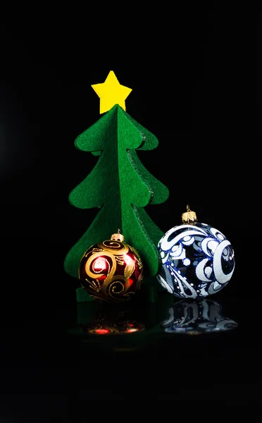 Piccolo albero di Natale decorato isolato — Foto Stock