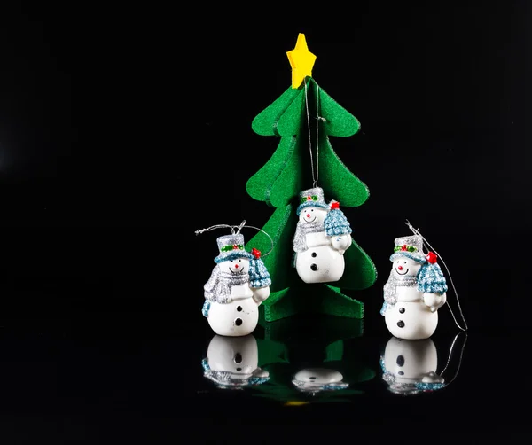 Natal boneco de neve brinquedo e abeto no fundo branco com refl — Fotografia de Stock