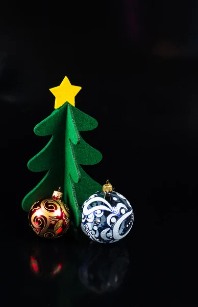 Petit arbre de Noël décoré isolé — Photo
