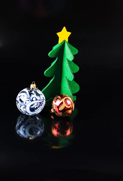 Küçük bir şekilde dekore edilmiş Noel ağaç izole — Stok fotoğraf