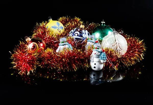 Снеговик между рождественскими шарами — стоковое фото