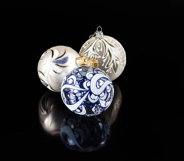 Siyah arkaplanda izole edilmiş noel topu