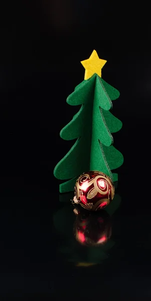 Pequena árvore de natal decorada isolada — Fotografia de Stock