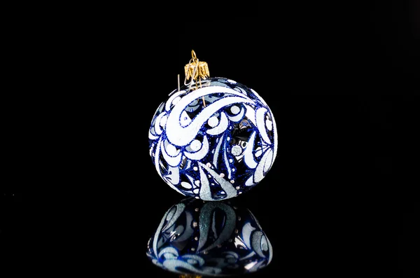 Siyah arkaplanda izole edilmiş noel topu