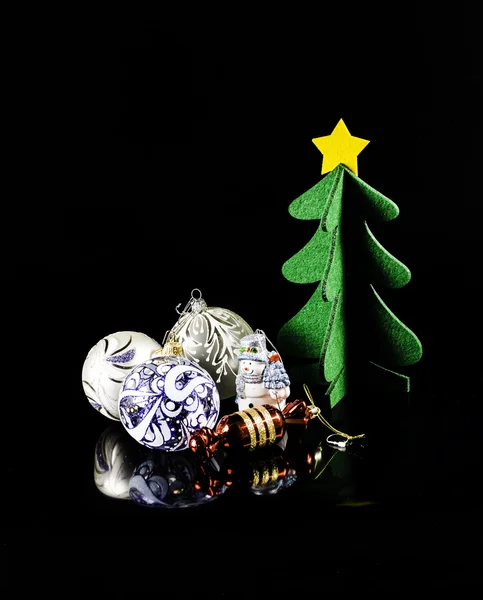 Siyah arkaplanda izole edilmiş noel topu