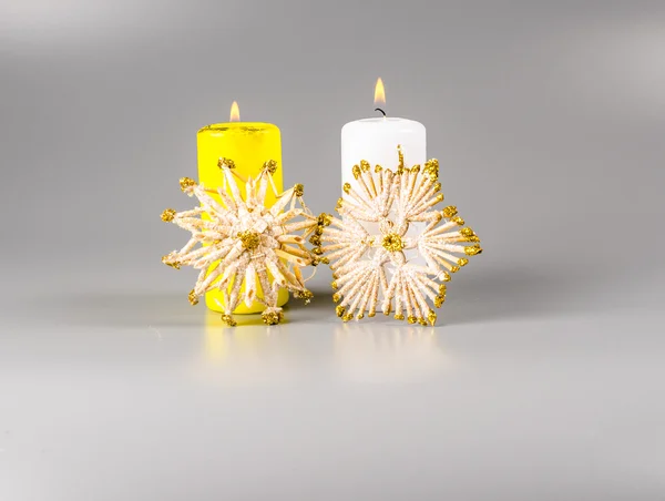 Goldene Weihnachtsschneeflocke und Kerzen — Stockfoto