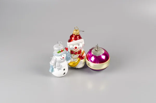 Boże Narodzenie zabawki Miś i bałwana na szarym tle — Zdjęcie stockowe