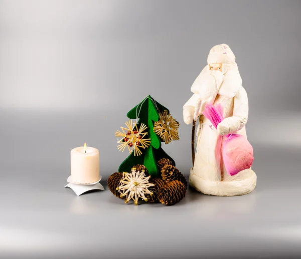 Décoration de Noël avec jouet Père Noël, bougie allumée, branches de sapin — Photo