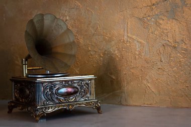 Vintage müzik kutusu altın bir Venedik alçısına karşı loş ışıklı oda, Ontario, Kanada.