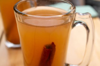 Toronto, Kanada 'da içinde tarçın çubuğu olan bir sonbahar şarabı sıcak tutmak için mükemmel bir sonbahar içeceği..