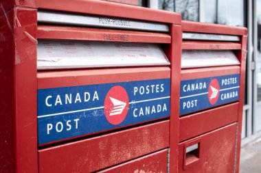 Londra, Ontario, Kanada - 15 Şubat 2021: Kırmızı, mavi ve beyaz Kanada posta kutusu, yumuşak odaklı ve açılı fotoğraf. 