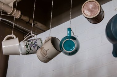 Kahve ya da çay kupaları kışın şirin bir retro kafede iplerden sarkıyor.. 