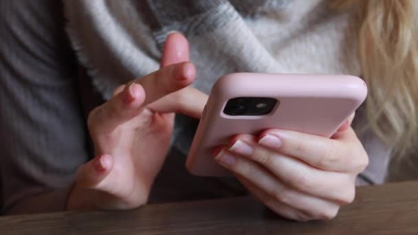 Жінка Татуюванням Пальці Блондинкою Прокручує Рожевий Смартфон Швидко Кафе Лютий — стокове відео