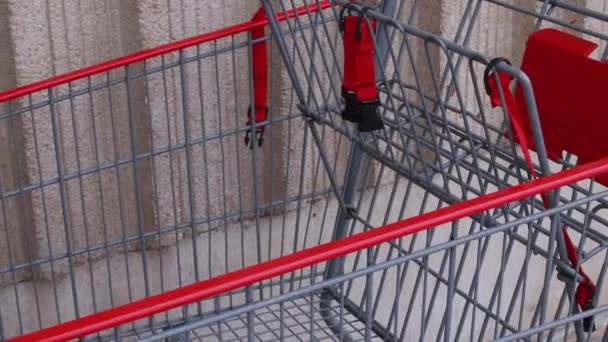Silver Red Metal Shopping Cart Parked Beige Wall Supermarket London — 비디오