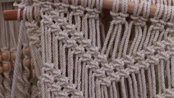 Panning Video Beige Macrame Hanging Arazzo Wood Dowel Londra Ontario — Video Stock