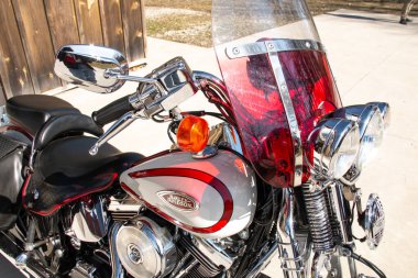 Londra, Ontario, Kanada - 21 Mart 2021: 1996 Harley-Davidson Springer motosikletinin arka planda çim ve çim ağaçları olan öğleden sonra çekimi. Ön görünüm. 