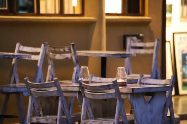 Bir restoranda masa ve sandalyeler.