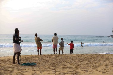 Kumsalda sabah balıkçılığı