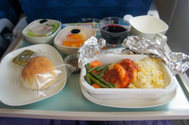 Uçakta yemek, seyahat fotoğrafı.