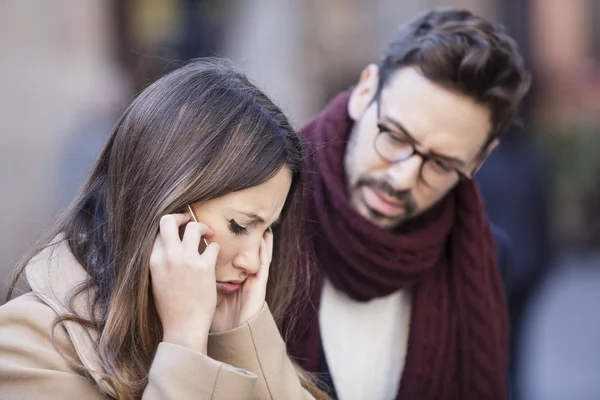 Pár fogadására rossz hír a telefon — Stock Fotó