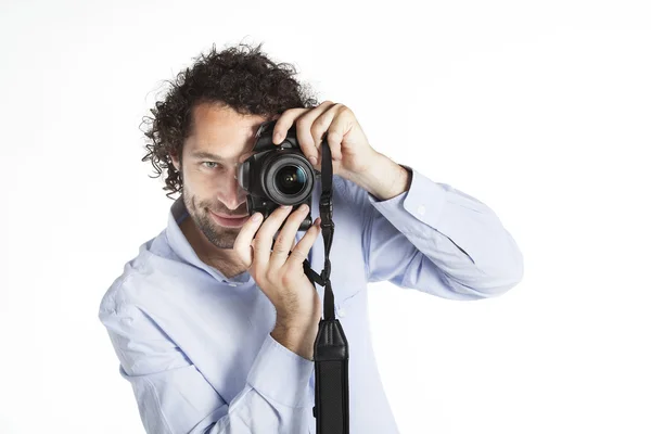 一眼レフ カメラで写真を撮る若い男 — ストック写真