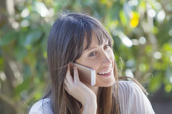 Mulher sorridente falando ao telefone — Fotografia de Stock