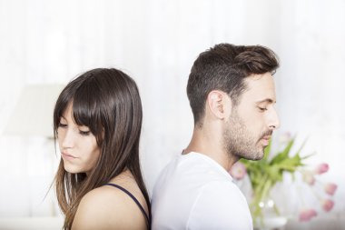 Portre sinirli çift kanepede oturan ve birbirleri ile kavga