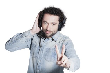 Kulaklık dinleyen adam.