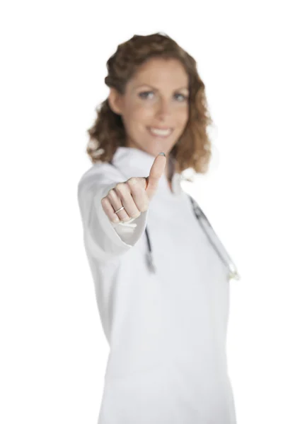 Retrato de médico feminino mostrando polegares para cima sinal — Fotografia de Stock