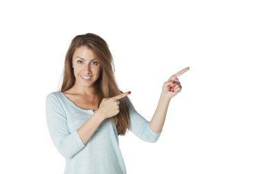 işaret eden genç bir kadın portresi