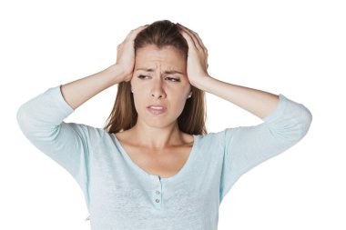 Baş ağrısı olan genç bir kadın.
