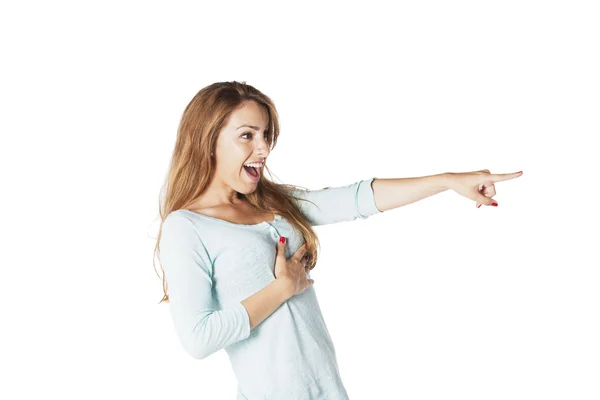 Giovane donna che indica mentre ride — Foto Stock